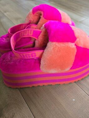 UGG Oh Fluffita Platform Slides Dragon Fruit Pink Orange Fur Sandals Size 7